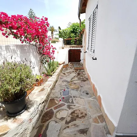 Tatil Evi Sardinian Cottage, 150m From The Sea, Private Garden Olbia